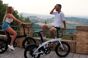 two italians talking about electric bikes europe